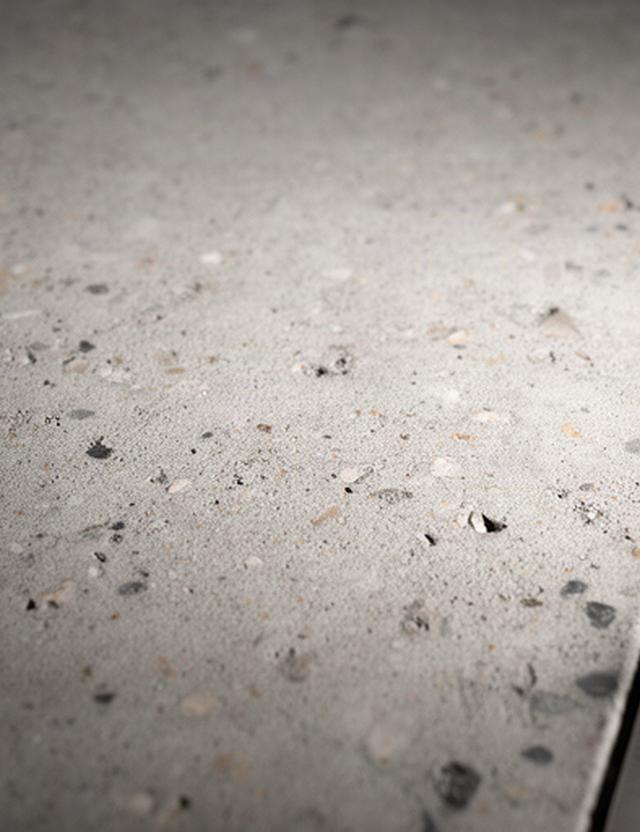 Nahaufnahme einer geprüften Betonoberfläche mit gleichmässiger Struktur