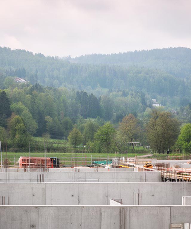 Aargauer Baustellenumgebung mit Betonbauteilen und bewaldetem Hintergrund