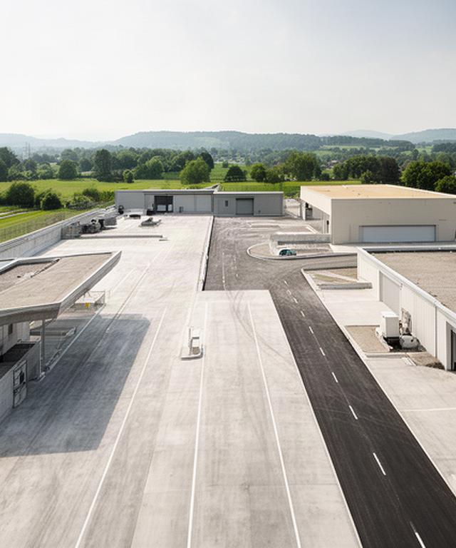 Werkhof mit Betonflächen und Fahrspuren in einer klar geplanten Anlage